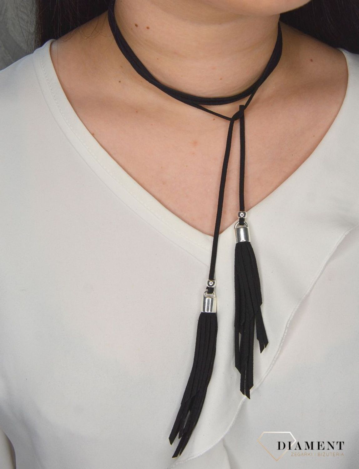 Naszyjnik choker czarny rzemyk z chwostami i srebrnymi dodatkami DIA-NSZ-0080-CZARNY S. Ciekawy, oryginalny naszyjnik choker to dodatek idealny na lato..jpg